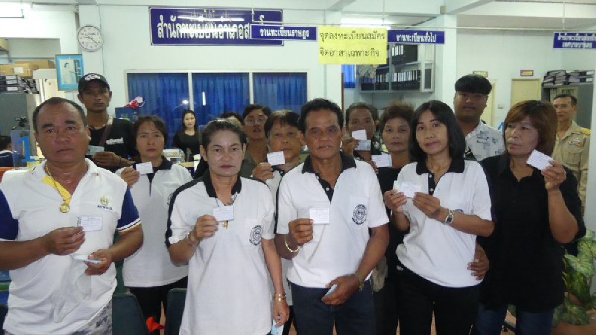 ปทุมธานี!! ปชช.ทยอยเดินทางมาลงทะเบียนจิตอาสา เฉพาะกิจงานพระราชพิธีถวายพระเพลิงพระบรมศพกันอย่างเนืองแน่น!?