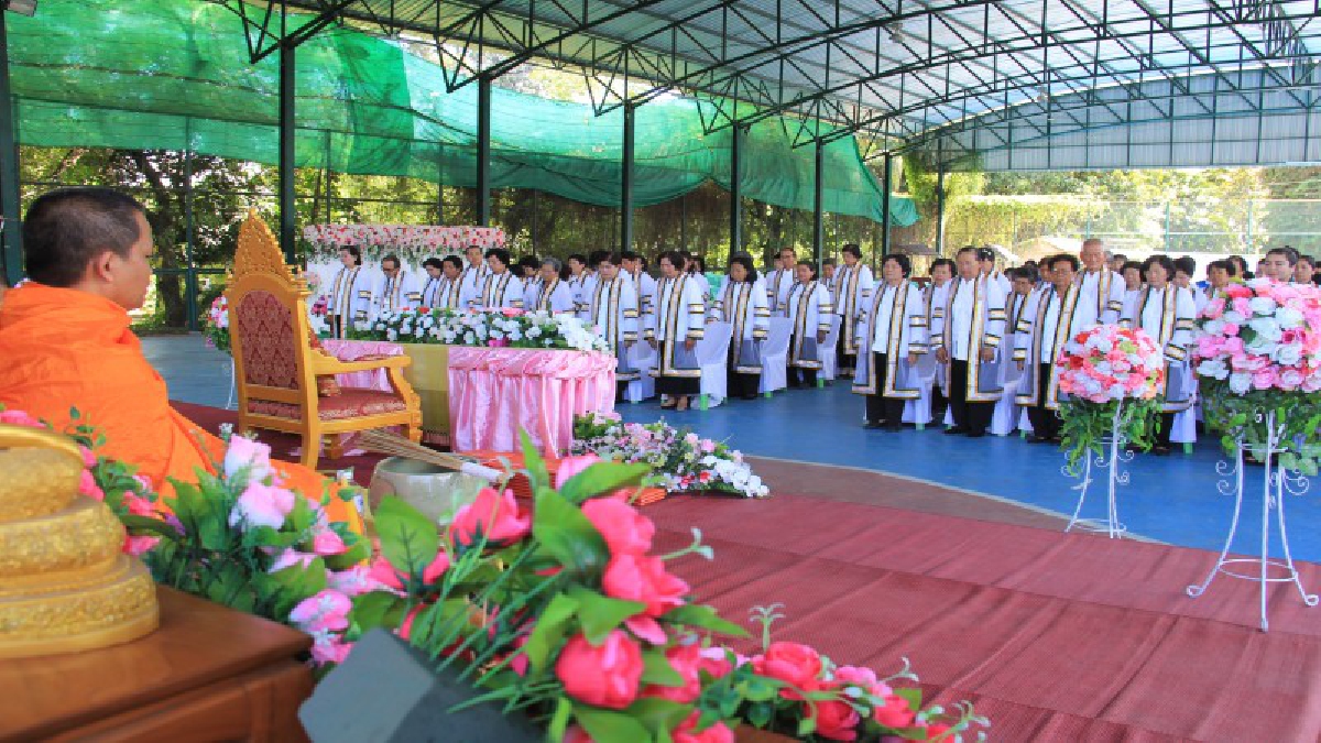 นักเรียนรุ่นนี้ต้องให้พระมาเทศน์!? ให้ฟังกันซึ้งๆ ก่อนรับเกียรติบัตรหลังจบหลักสูตรโรงเรียนซอมพอ 74 คน อายุรวมนับพันปี เพื่อแทรกธรรมเตือนใจ!?