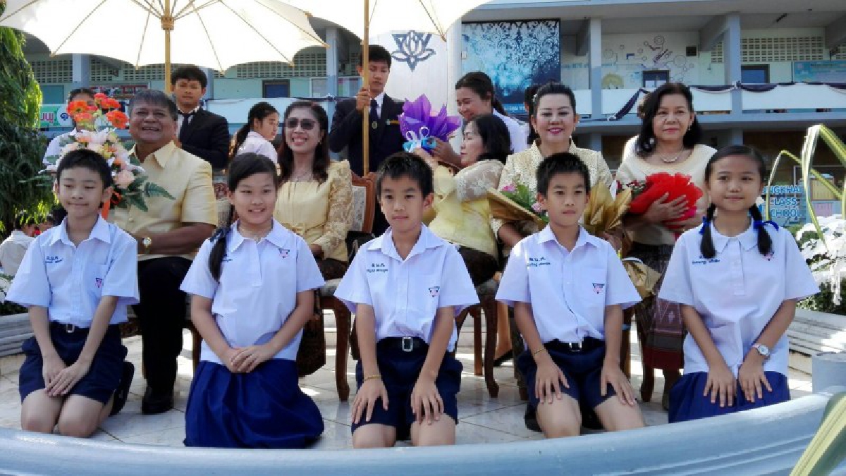 จัดงานมุทิตาแก่ครูที่เกษียณอายุราชการเพื่อเชิดชูเกียรติครูผู้ที่ได้เสียสละทุ่มเทชีวิตเพื่อถ่ายทอดวิชาความรู้แก่ลูกศิษย์ด้วยดีเสมอมา