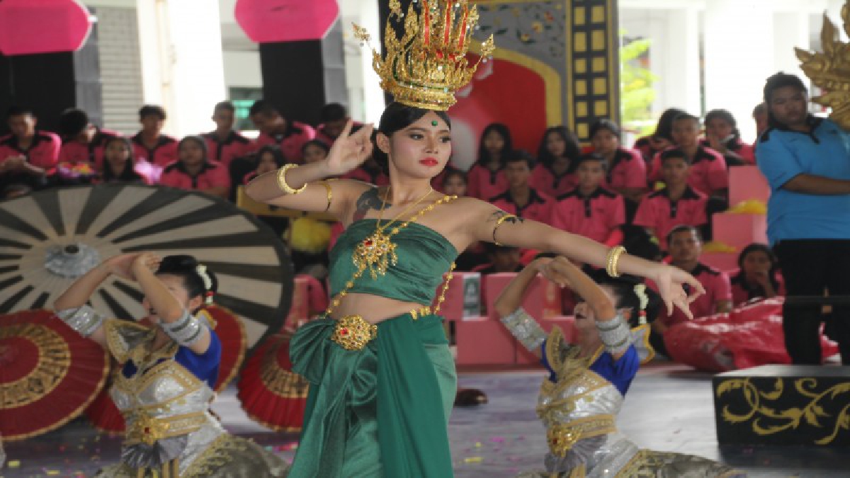 สุดเว่อร์วัง!?เชียร์ลีดเดอร์ โชว์การแสดงด้วยชุดสุดอลังการ เรียกเสียงกรี๊ดลั่นสนาม ในการแข่งขันกีฬาสีภายใน TAB GAME 2017(ชมคลิป)