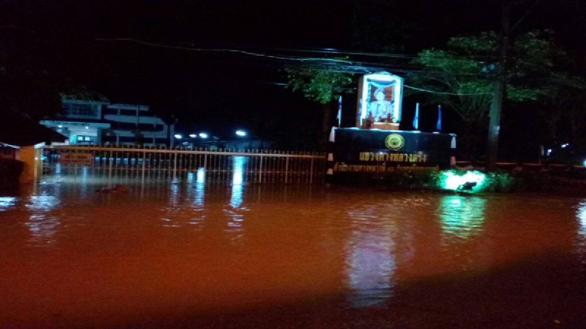 เมืองตรังอ่วมหนัก !! ฝนตกหนัก น้ำปาเขาจำปา ไหลทะลัก ท่วม 2 หมู่บ้าน ต.นาตาล่วง จมน้ำทันที