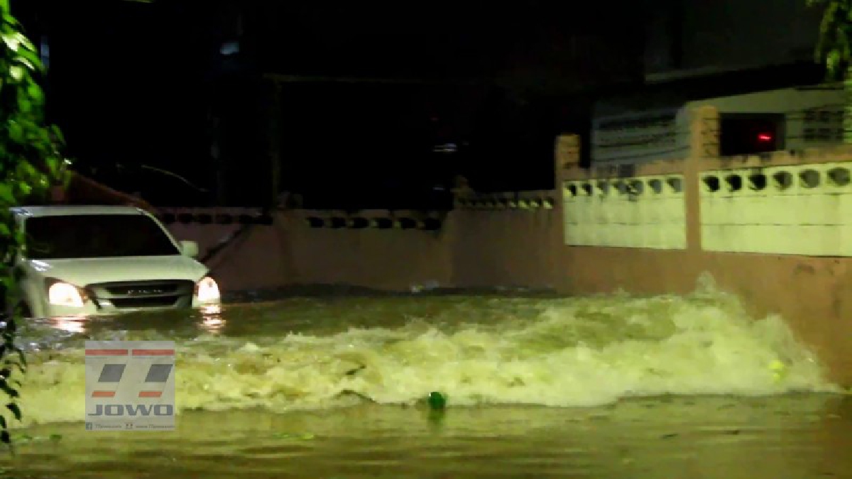 ฝนถล่มตรังทำพิษ ตกหนักทั้งจังหวัดนานกว่า 6 ชม.ทำน้ำท่วมฉับพลันหลายจุด เครื่องบินดีเลย์กว่า 3 ชม.