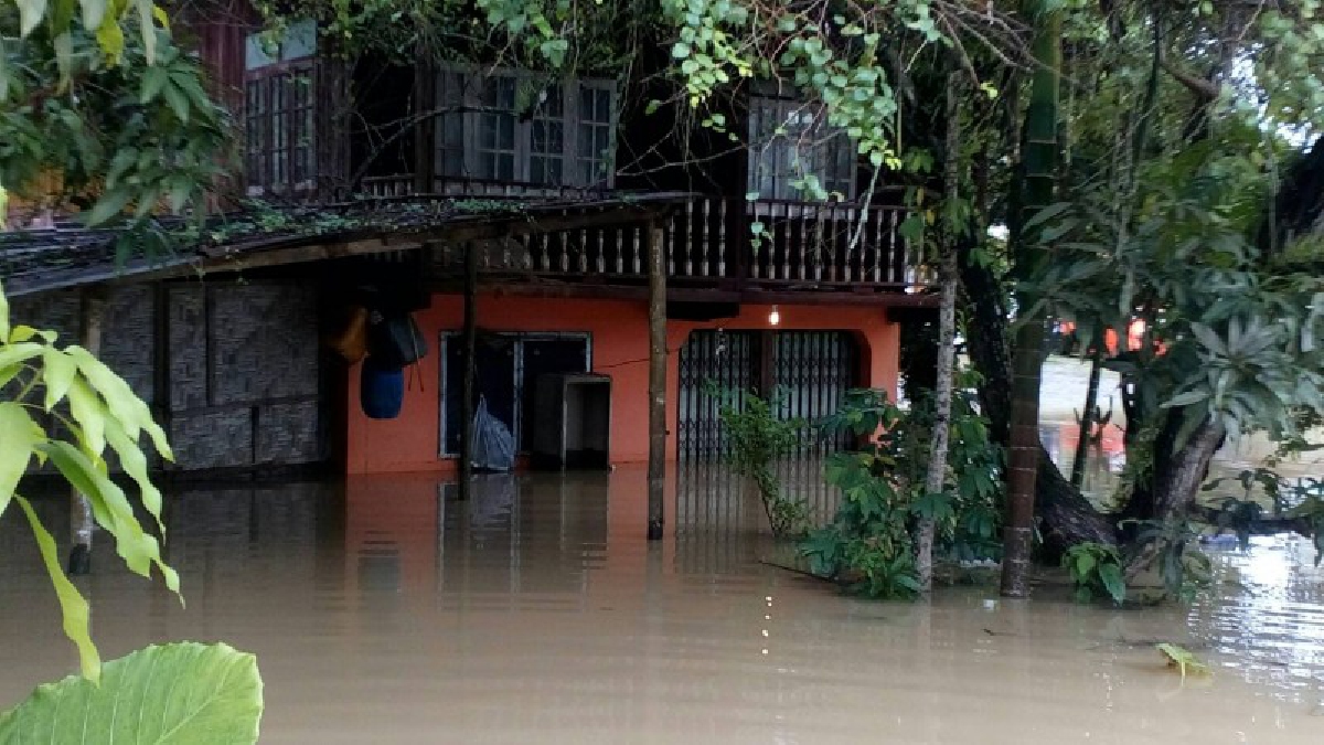 มันมาอีกแล้ว!! สุดช้ำ ชาวบ้านต.ย่านซื่อ โอดครวญ ฝนตกหนักน้ำท่วมรอบที่ 4 ของเพิ่งยกลง ต้องยกขึ้นที่สูงอีกแล้ว (มีคลิป)