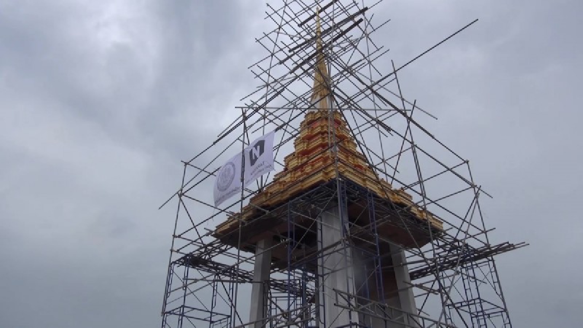 รวมใจเป็นหนึ่งเดียวสร้างพระเมรุมาศจำลองแม้สภาพอากาศจะไม่อำนวย เจอทั้งแดด และฝนตก ต่อเนื่อง