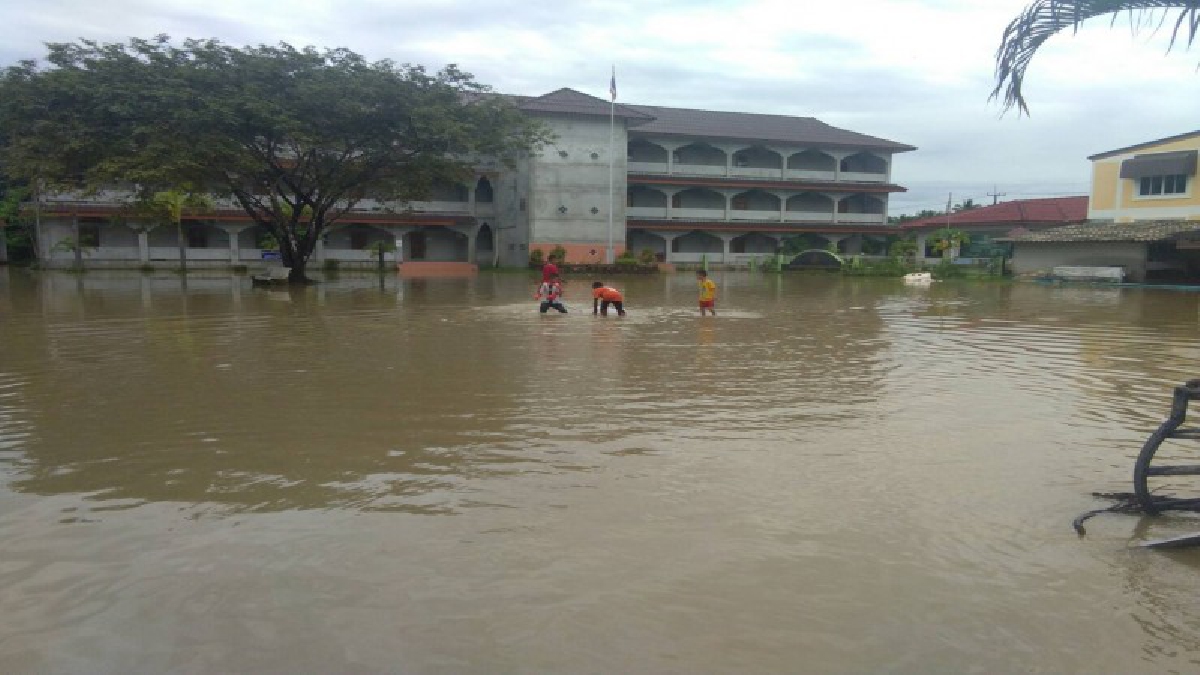 สตูล ฝนตกหนักน้ำสะสมตามเขาและลำคลองไหลเข้าท่วมบ้านเรือนถูกน้ำกัดเซาะชั้นดินใต้บ้านไหลตามน้ำ