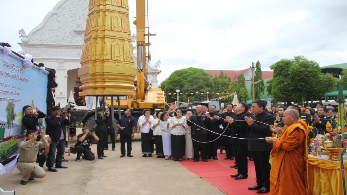 อุบลราชธานี ประกอบพิธีอัญเชิญนพปฎลสุวรรณฉัตรขึ้นประดิษฐานบนยอดพระเมรุมาศจำลอง ขณะที่การจัดสร้างพระเมรุมาศจำลอง มีความคืบหน้าร้อยละ 80