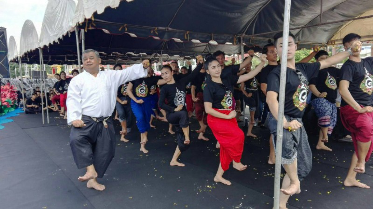 คณะนักแสดงแสงเสียงเปิดตำนานบั้งไฟพญานาค ทำพิธีไหว้ครู บวงสรวง สิ่งศักดิ์สิทธิ์ ก่อนเปิดการแสดงในช่วงเทศกาลออกพรรษาบั้งไฟพญานาค(มีคลิป)