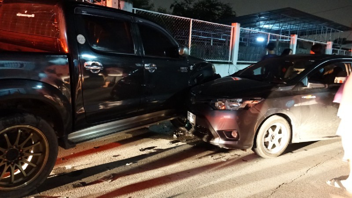 ปทุมธานี หนุ่มการไฟฟ้าสุดเซ็ง จอดรถหน้าบ้านถูกเก๋งวัยรุ่นชนเสียหาย