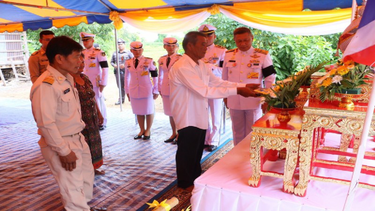 สุดปลาบปลื้ม!! ร.10 มอบของพระราชทานราษฎรผู้มีจิตอาสา กระทำความดีด้วยการพัฒนา ปรับปรุง ซ่อมแซมถนนหนทางในพื้น