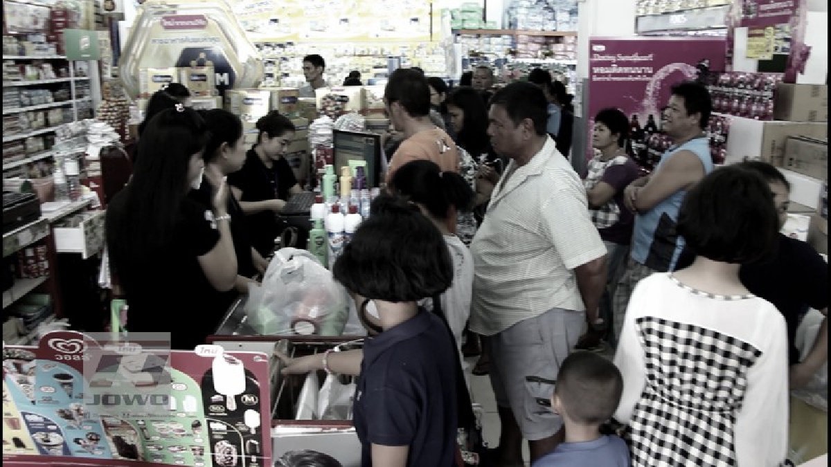 วันแรกคึกคักประชาชนแห่ใช้บัตรฯซื้อสินค้าในร้านค้าธงฟ้าประชารัฐ ลดค่าครองชีพให้กับประชาชน