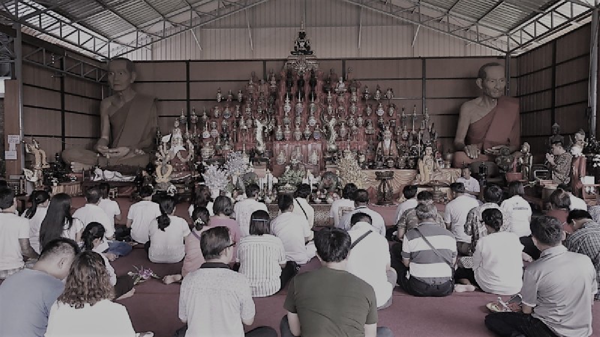 ปทุมธานี ปชช.ร่วมพิธีรับโชคลาภใหญ่พร้อมปลุกเสกให้ปลักขิกตั้งตรงในฝ่ามือที่อาศรมฤาษีเณร