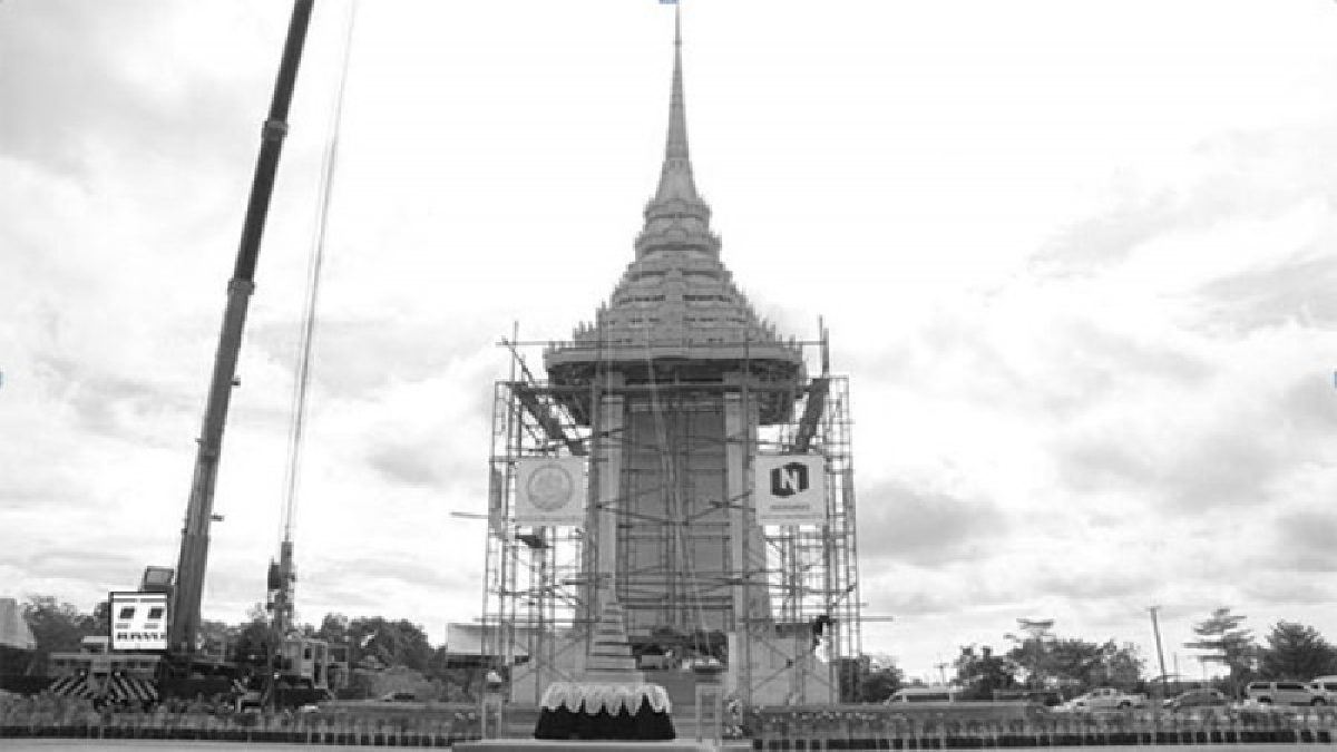 ชุมพรทำการอัญเชิญนพปฎลสุวรรณฉัตร!! ชาวชุมพร ประกอบพิธีอัญเชิญนพปฎลสุวรรณฉัตรขึ้นบนยอดพระเมรุมาศจำลอง (มีคลิป)