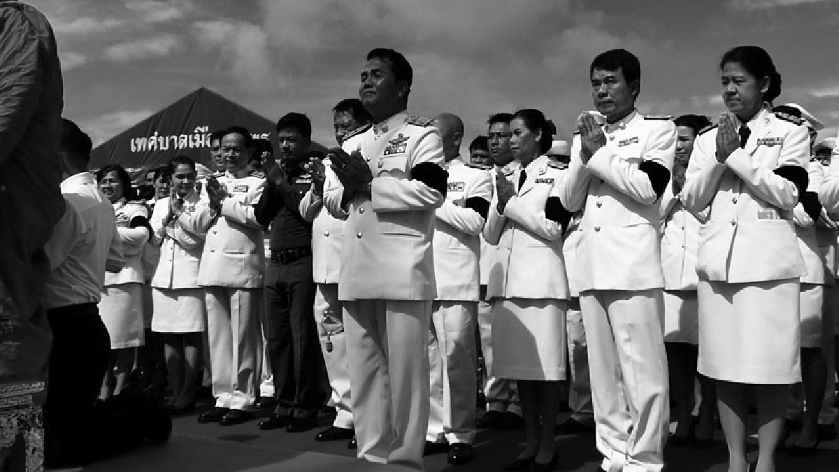 ชุมพร!! ประกอบพิธีอัญเชิญนพปฎลสุวรรณฉัตรขึ้นบนยอดพระเมรุมาศจำลอง (ชมคลิป)