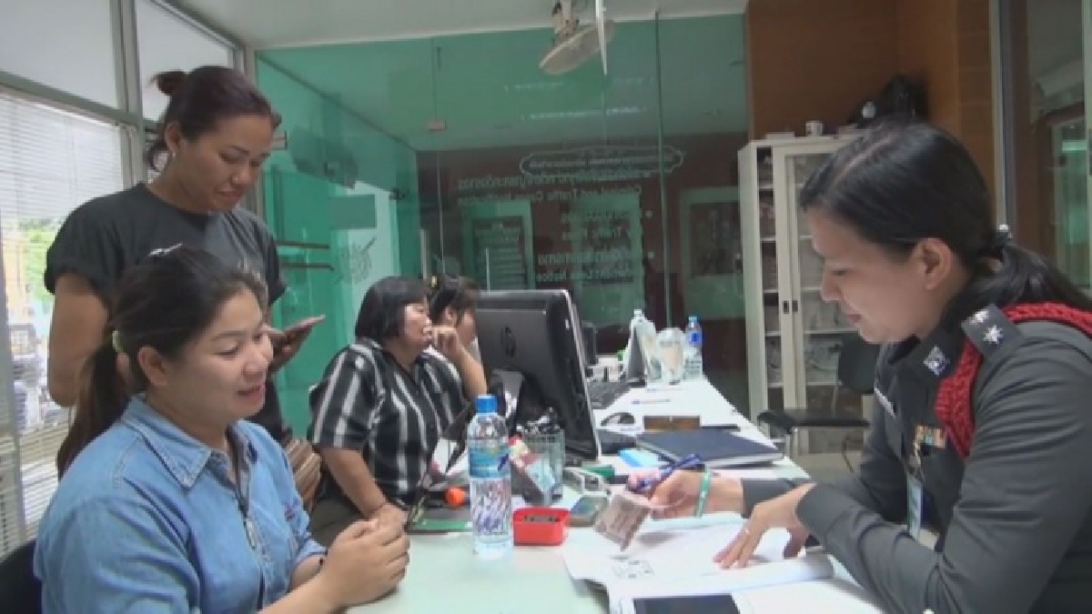 ทำกันได้ลง..! แม่ค้าลอตเตอรี่สุดเซ็ง เจอลูกค้าซื้อหวยชุดใหญ่ จ่ายด้วยแบงค์พันปลอม กว่าจะรู้ตัวก็สายเกินไป (ดูคลิป)