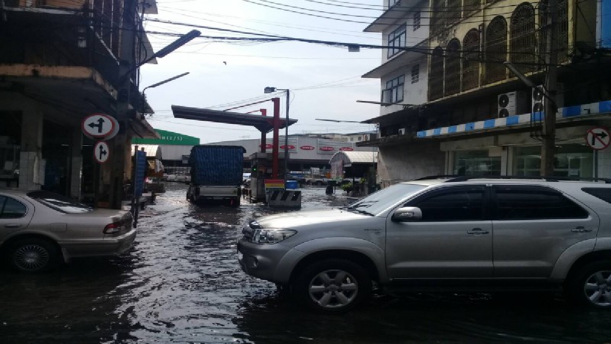 ปทุมอ่วม!! ฝนตกต่อเนื่องกว่า 2 ชั่วโมง ทำตลาดสี่มุมเมืองและชุมชนใกล้เคียงน้ำระบายไม่ทัน ท่วมขัง การจราจรวิกฤต (ดูคลิป)