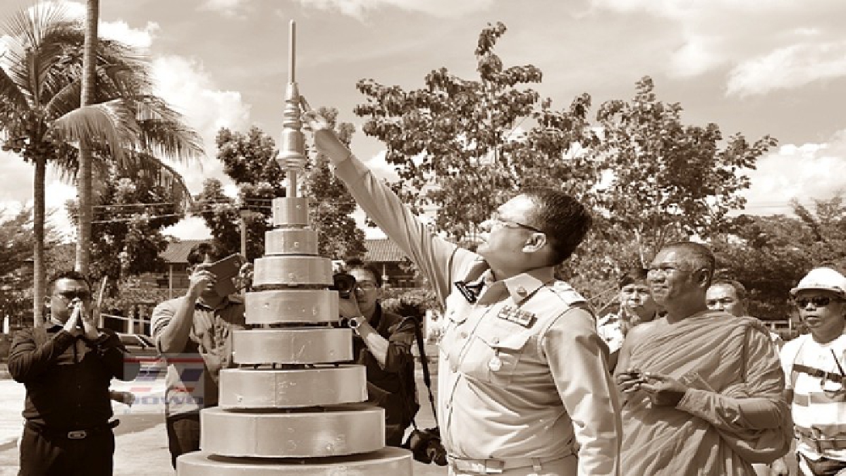 สุราษฎร์ธานี ทำพิธีอัญเชิญนพปฏล สุวรรณฉัตรขึ้นสู่ยอดพระเมรุมาศจำลอง(มีคลิป)