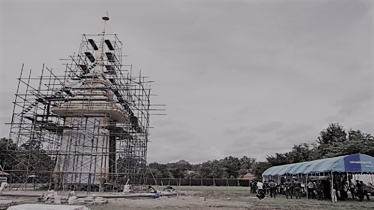 การก่อสร้างพระเมรุมาศจำลอง ทรงสีเหลี่ยมจัตุรัสขณะนี้ดำเนินการเสร็จไปแล้ว 80 เปอร์เซ็นต์ เตรียมปรับภูมิทัศน์ประดับดอกไม้อย่างสมพระเกียรติ