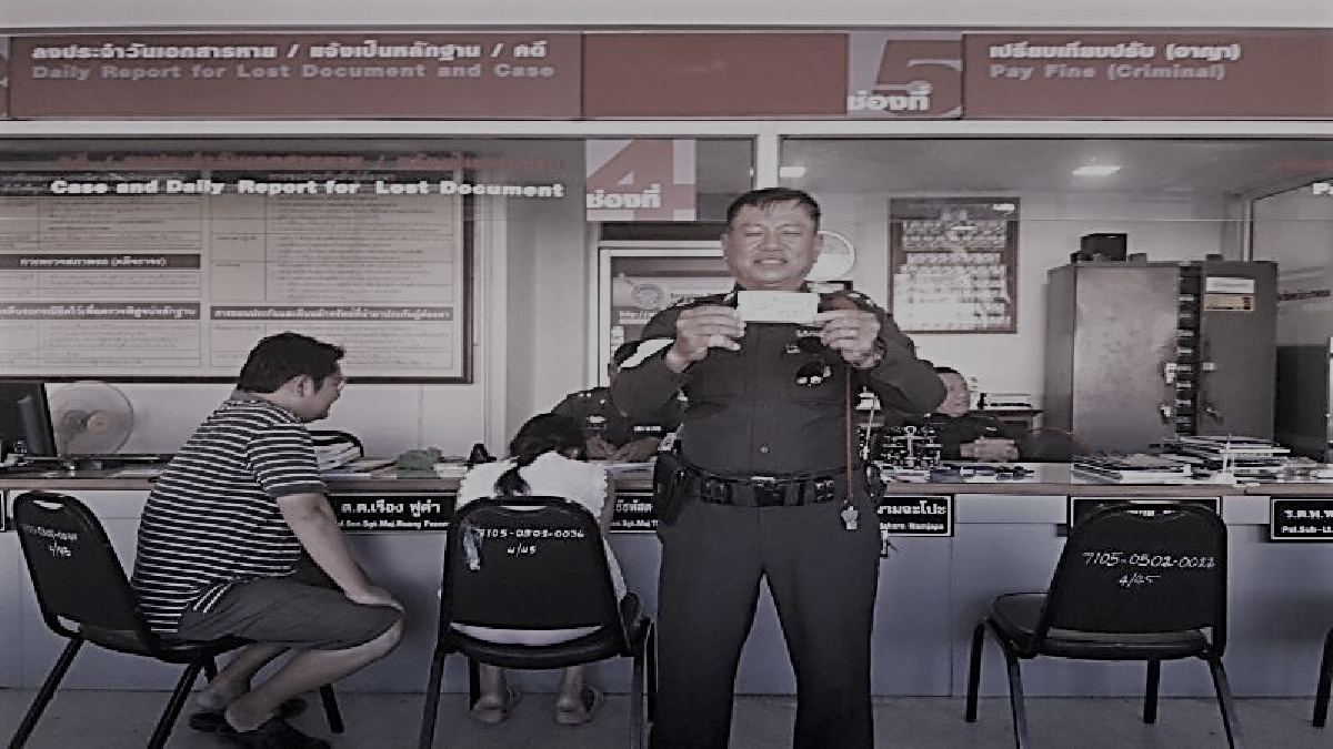 สนั่นเมืองแพร่ !! ตร.ถือลอตเตอรี่รางวัลที่ 1 ยิ้มร่า หลัง ชาวบ้านมาลงบันทึกประจำวัน สุดอึ้ง ได้โชคจากปาฏิหาริย์หลวงพ่อปากแดง