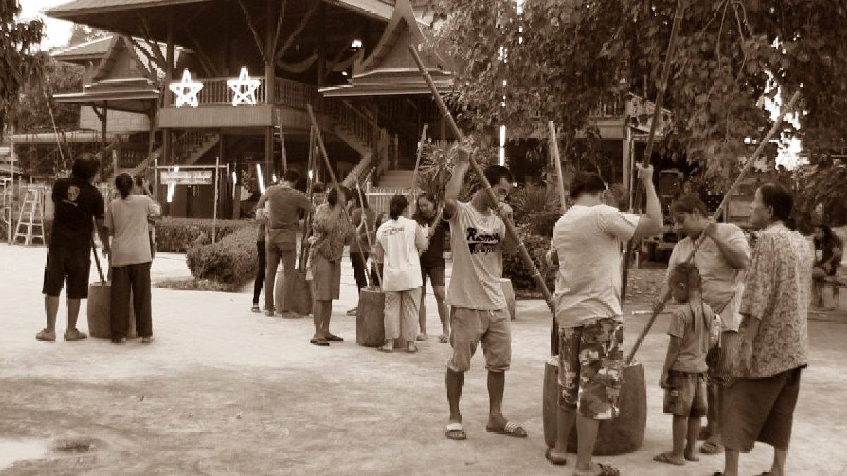 ชาวบ้านอ่างทอง สืบสานประเพณีงานบุญโขลกแป้งขนมจีนประเพณีโบราณกว่า 60 ปี