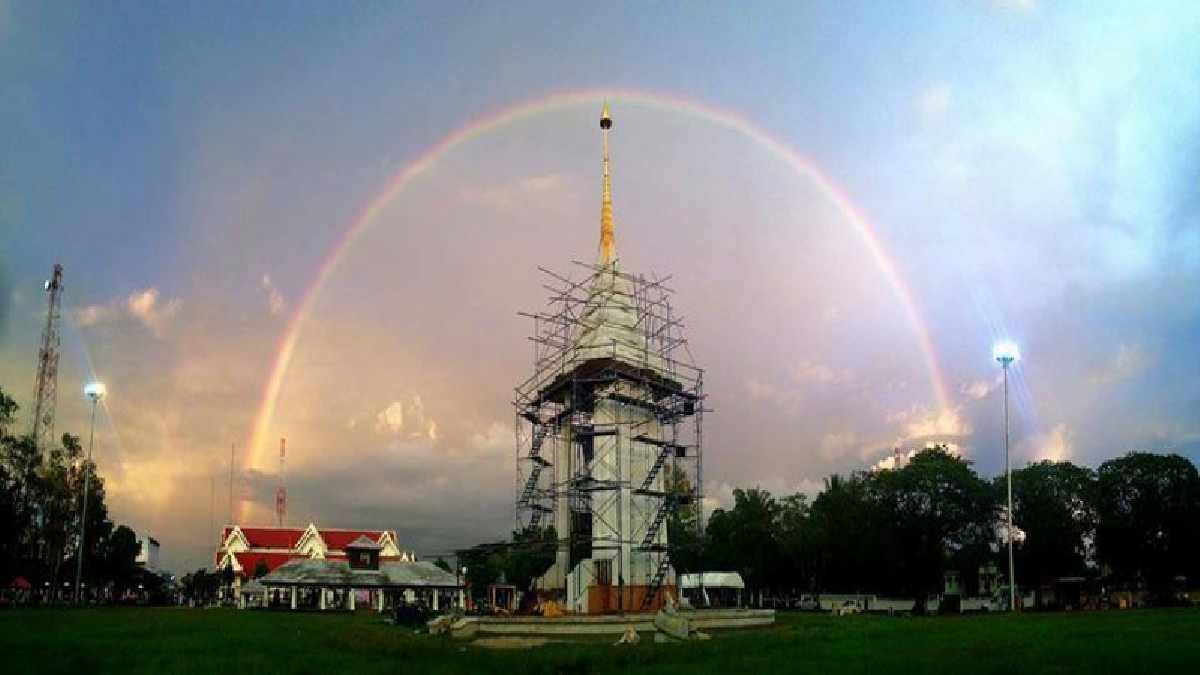 เกิดปรากฏการณ์รุ่งกินน้ำ ที่จ.ตราด โซเซียลแห่โพสภาพทุกมุม สุดประทับใจรุ่งกินน้ำเหนือพระเมรุมาศ
