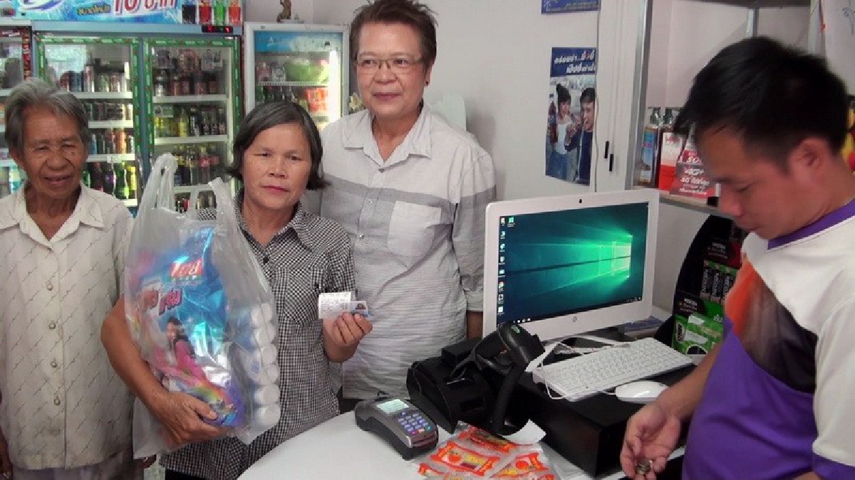 คนพะเยาผู้ถือบัตรสวัสดิการแห่งรัฐ ใช้สิทธิ์คึกคัก พบว่าบางแห่งเครื่องรูดบัตรใช้งานได้ช้า เนื่องจากสัญญาณอินเตอร์เน็ตไม่เสถียร (มีคลิป)