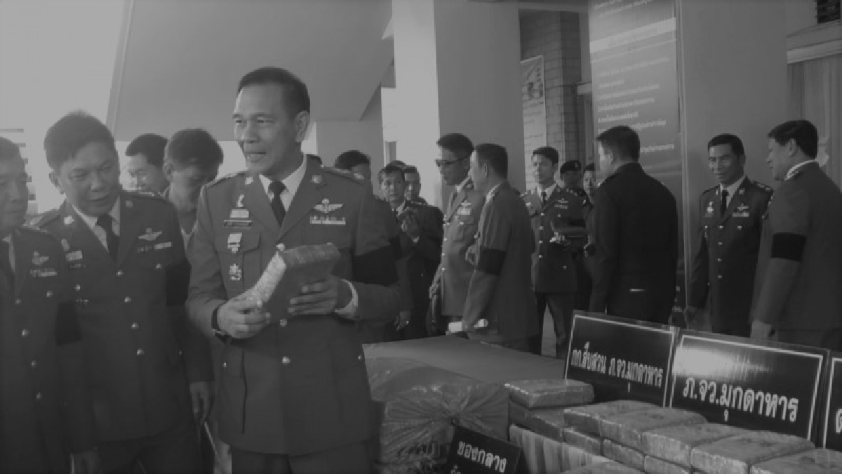 รักษาราชการแทนผู้บัญชาการตำรวจภูธรภาค 4 แถลงผลการจับกุมผู้ต้องหาค้ากัญชาอัดแห่ง มูลค่าหลายล้านบาท ผู้ต้องหาเผย จะนำส่งจังหวัดทางภาคใต้!?