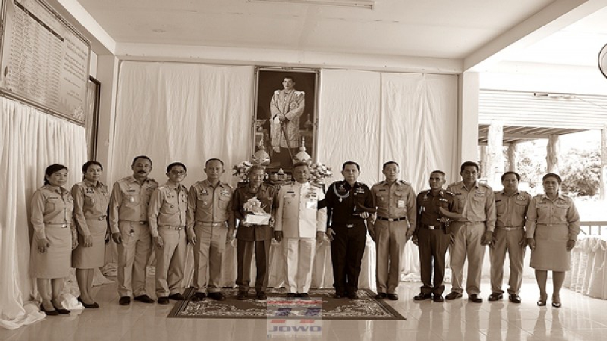 ปลาบปลื้มสุดหัวใจ!! สมเด็จพระเจ้าอยู่หัวทรงพระราชทานสิ่งของให้ "คุณตาฉุย" วัย 72 ปี ราษฎรจิตอาสาสุราษฎร์ธานี (คลิป)