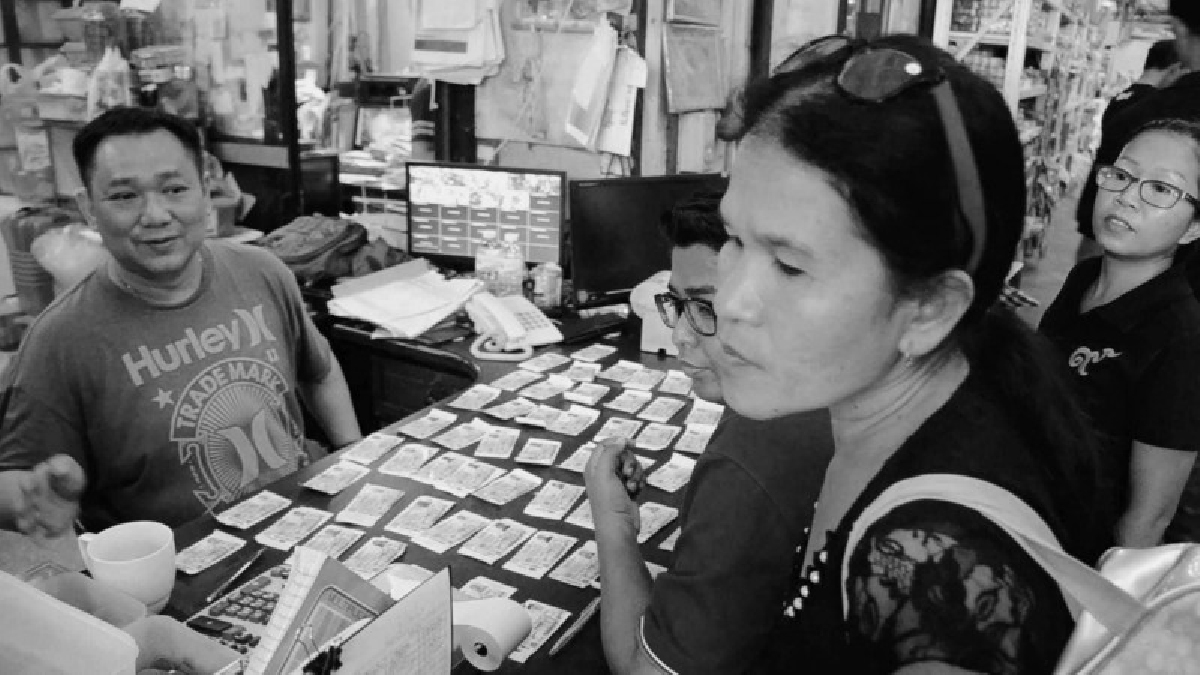 ประชาชน จ.อุดรฯ พันกว่าคน แห่รูดบัตรคนจน เลือกซื้อสินค้าอุปโภคและบริโภค ใช้ครัวเรือนในการดำรงชีวิตอยู่ (มีคลิป)