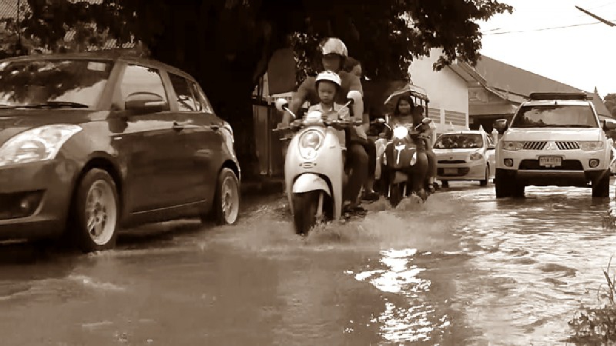 ซ้ำซาก !! น้ำท่วมขังหลายพื้นที่ หลังฝนถล่มอ่างทองนานกว่า 2 ชั่วโมง
