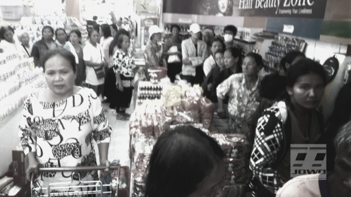 ร้านค้าที่จ.สุรินทร์ หลายแห่งไม่ได้รับเครื่องรูดบัตร EDC ชาวบ้านจำนวนมากเหมารถยนต์เดินทางไกลมาใช้สิทธิ์ซื้อสินค้าเพียง 300 บาท(คลิป)