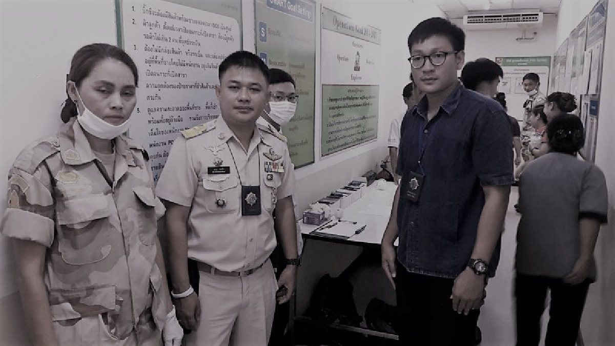 ผู้ว่าแพร่สั่งเข้ม การป้องกันยาเสพติดในสถานประกอบกิจการ บุกจู่โจมตรวจฉี่ พนักงานห้างดัง พบฉี่สีม่วง 5 ราย นำตัวส่งบำบัด