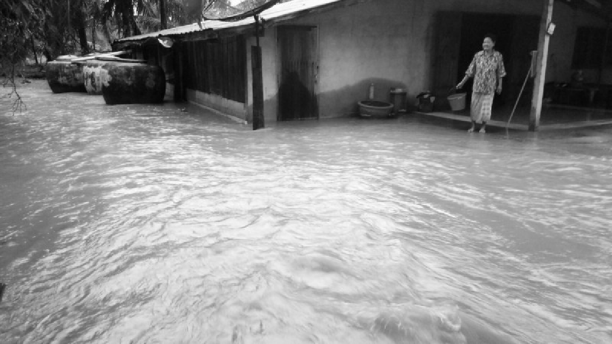 สุดระทม!! ฝนตกหนักน้ำป่าไหลหลากเข้าท่วมบ้านเรือนประชาชนในอำเภอพิมายเสียหายหนัก ถนนทางเข้าหมู่บ้านน้ำท่วมสูงรถเล็กสัญจรลำบาก!!