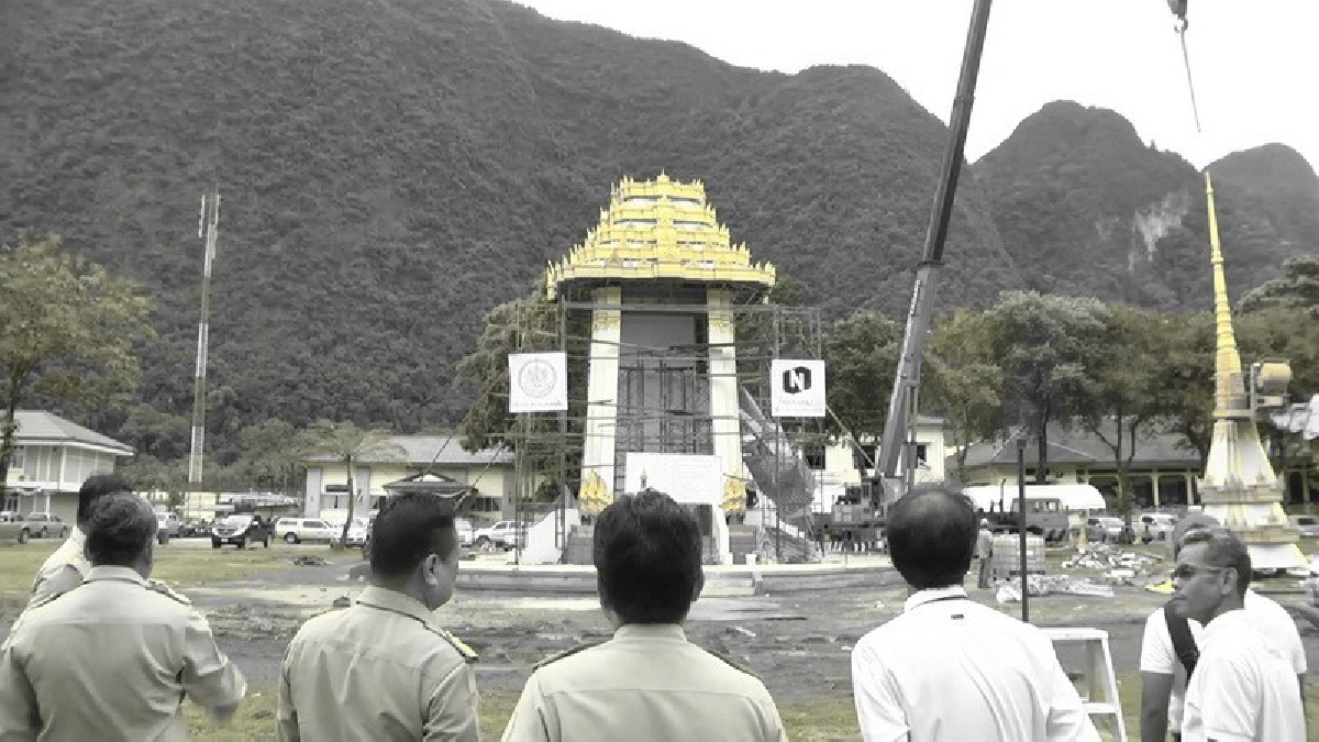เร่งยกยอดฉัตร 9 ชั้น!? ประดิษฐานบนยอดพระเมรุมาศจำลองกลางสายฝน ขณะที่ อบจ.และอำเภอ เตรียมต้นดาวเรือง 35,000 ต้น ประดับ