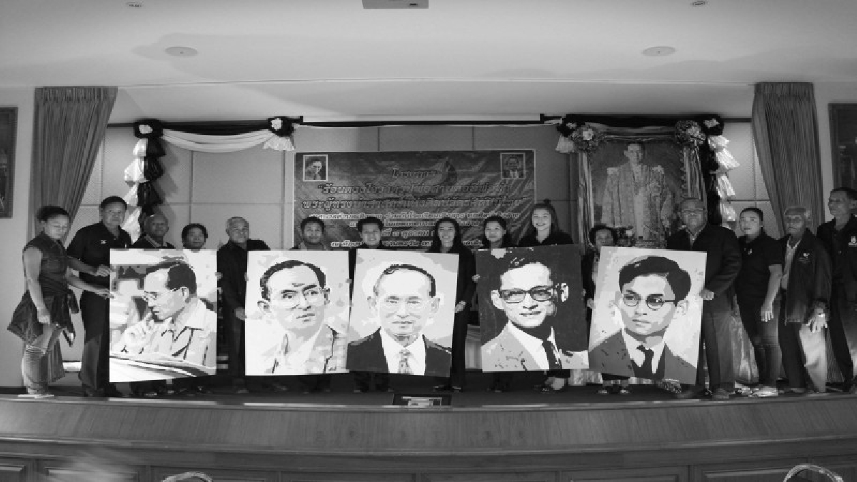 ตวัดพู่กันสุดหัวใจ!! ชาวโคราชร่วมใจ วาดภาพพ่อหลวง ร.9 สุดวิจิตร ถวายความอาลัยพระอัครศิลปินไทย (มีคลิป)