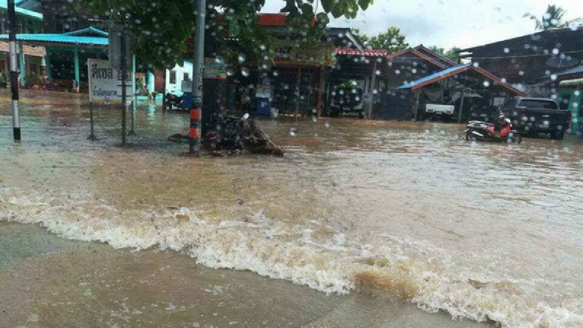 ฝนกระหน่ำสุโขทัย 3 ชม. น้ำป่าทะลักถนนสายเมืองเก่า-ตาก ท่วมยาว 4 กม. รถเล็กสัญจรอย่างยากลำบาก