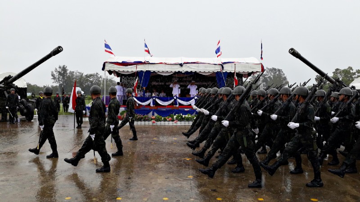 ชลบุรี!! ทหารปืนใหญ่ สวนสนามผ่าสายฝน รับส่งหน้าที่ผู้บัญชาการอย่างสมเกียรติ (มีคลิป)