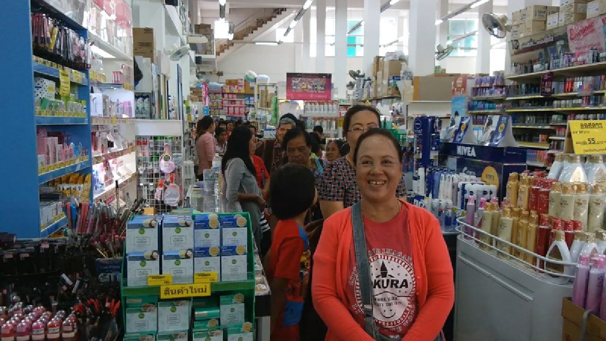 ขอบคุณ นายกตู่ แก้ถูกจุด !! ผู้มีรายได้น้อย ยิ้มร่า แห่เฝ้ารอร้านเปิด ใช้บัตรสวัสดิการ ซื้อของแน่นร้าน (มีคลิป)