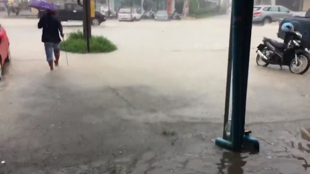 ฝนกระหน่ำนานหลายชั่วโมง ทำน้ำท่วมหลายจุดในพื้นที่จังหวัดระยอง จนท.เร่งออกสำรวจ ปิดกั้นเส้นทางเสี่ยงอันตราย (ดูคลิป)