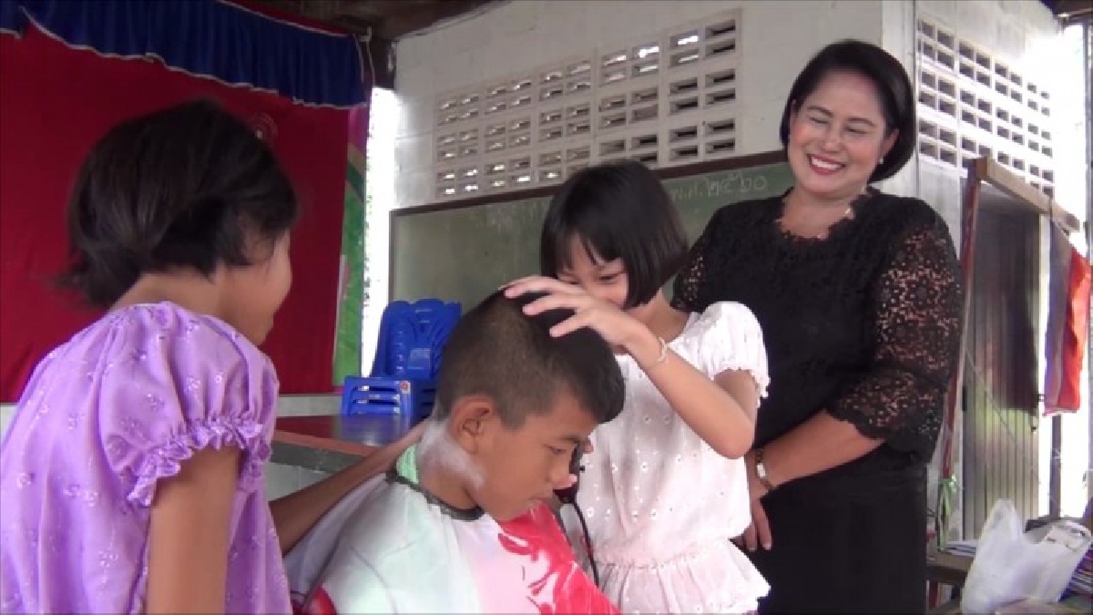 ชื่นชม ผอ.โรงเรียนดัง สอนตัดผมให้นร.เป็นวิชาติดตัวฟรีทั้งรร. เผยแรงบันดาลใจ..ที่ใครได้รู้เป็นต้องประทับใจ (ดูคลิป)