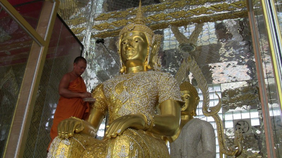 วัดอ่างทอง สร้างพระสมเด็จองค์ปฐม (ปางพระนิพพาน) ประดับเพชรกว่าแสนเม็ด อย่างสวยงาม ถวายเป็นพระราชกุศลในหลวงรัชกาลที่ 9 (คลิป)