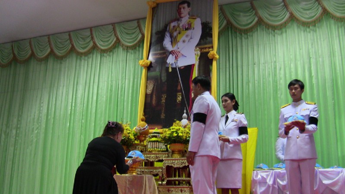 อ่างทอง!! มอบสิ่งของพระราชทาน แก่ประชาชนจิตอาสาเฉพาะกิจ งานพระราชพิธีถวายพระเพลิงพระบรมศพ ในหลวงรัชกาลที่9 (มีคลิป)