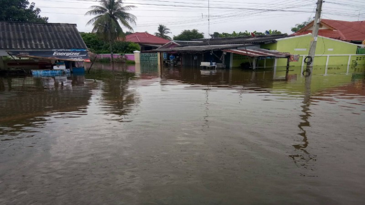 โดนจนอ่วม!! ฝนที่ตกกระหน่ำติดต่อกันนานหลายชั่วโมง ส่งผลให้เกิดน้ำไหลหลาก เข้าท่วม 2 หมู่บ้านโคกสำโรง