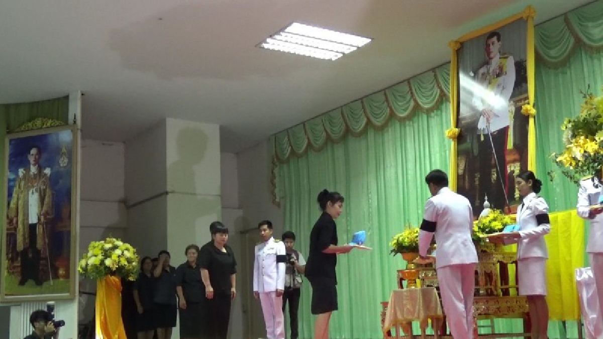 ประชาชนชาวอ่างทอง...รับมอบสิ่งของพระราชทานจิตอาสาฯ เตรียมพร้อมปฏิบัติภารกิจ งานถวายรพระเพลิงพระบรมศพฯ (มีคลิป)