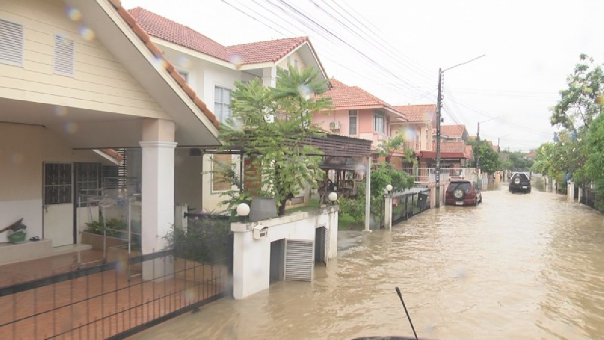อ่วมหนัก!! น้ำท่วมหมู่บ้านจัดสรร เมืองโคราช บ้านเรือนนับร้อยหลังจมน้ำ หลังมีฝนตกต่อเนื่องติดต่อกันหลายวัน (มีคลิป)
