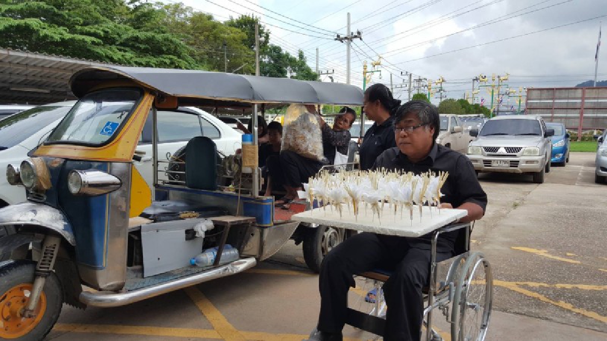 ทำด้วยใจ!! ลุงแสวง พิการขาขาด 2 ข้าง นำดอกดารารัตน์ หลังทำเสร็จ มอบหน่วยงาน เพื่อนำไปร่วมพระราชพิธีถวายพระเพลิงพระบรมศพ ในหลวง ร.9