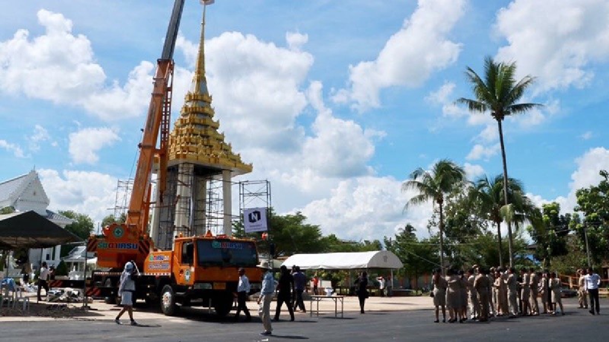 คืบหน้าแล้ว!!พระเมรุมาศจำลอง จ.สุราษฎร์ธานี กว่าร้อยละ 90 คาดเสร็จภายใน 9 ต.ค.นี้ พร้อมตกแต่งอย่างถูกหลักตามธรรมเนียมประเพณี (มีคลิป)
