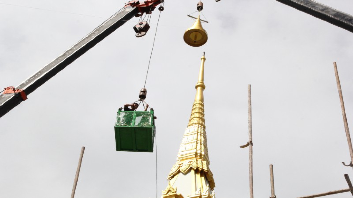 เชียงใหม่!! . . พิธีบวงสรวงและยกยอดฉัตรพระเมรุมาศจำลอง พิธีถวายดอกไม้จันทน์ เพื่อความเป็นสิริมงคลแก่พสกนิกรทุกหมู่เหล่า(มีคลิป)
