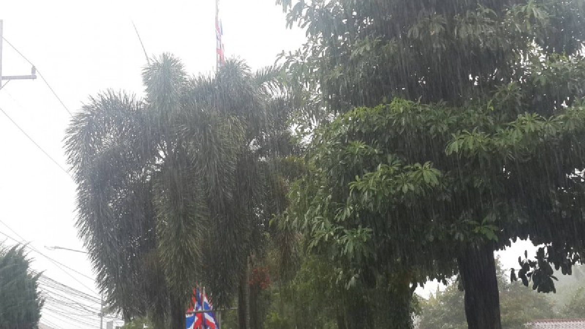 อ่วมหนัก!! ฝนตกกระหน่ำเมืองเชียงใหม่ แม่น้ำปิงเริ่มไหลแรง เตือนชาวบ้านริมน้ำหนีน้ำด่วน..!!