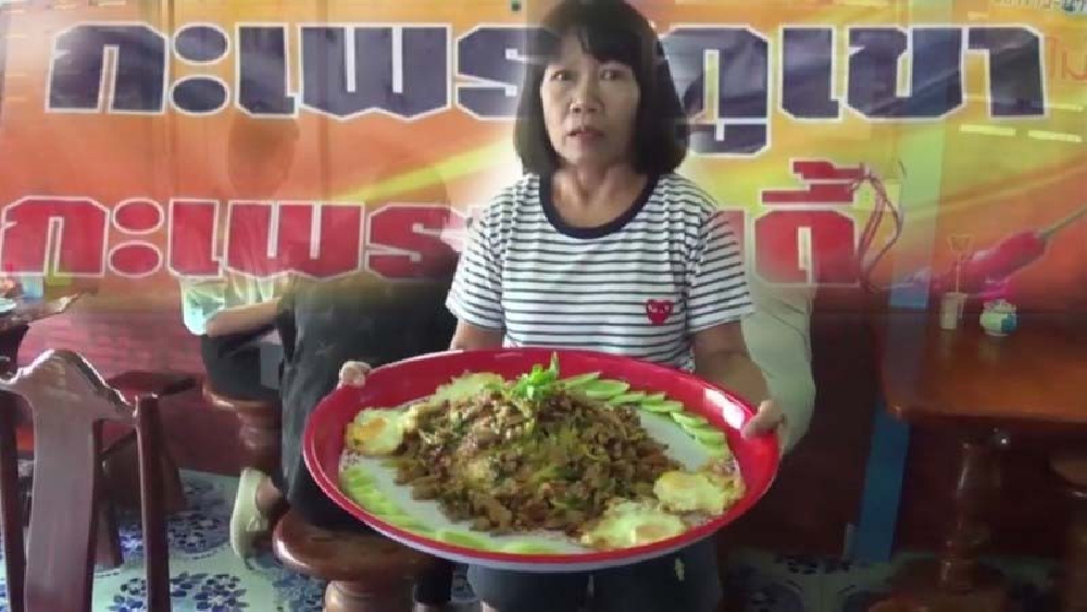 #ฮือฮา อิ่มยันเช้า..กระเพราถาดจัมโบ้ กิน 4 - 5 คนแทบไม่หมด ลูกค้าติดใจ แน่นร้านทุกวัน (ดูคลิป)