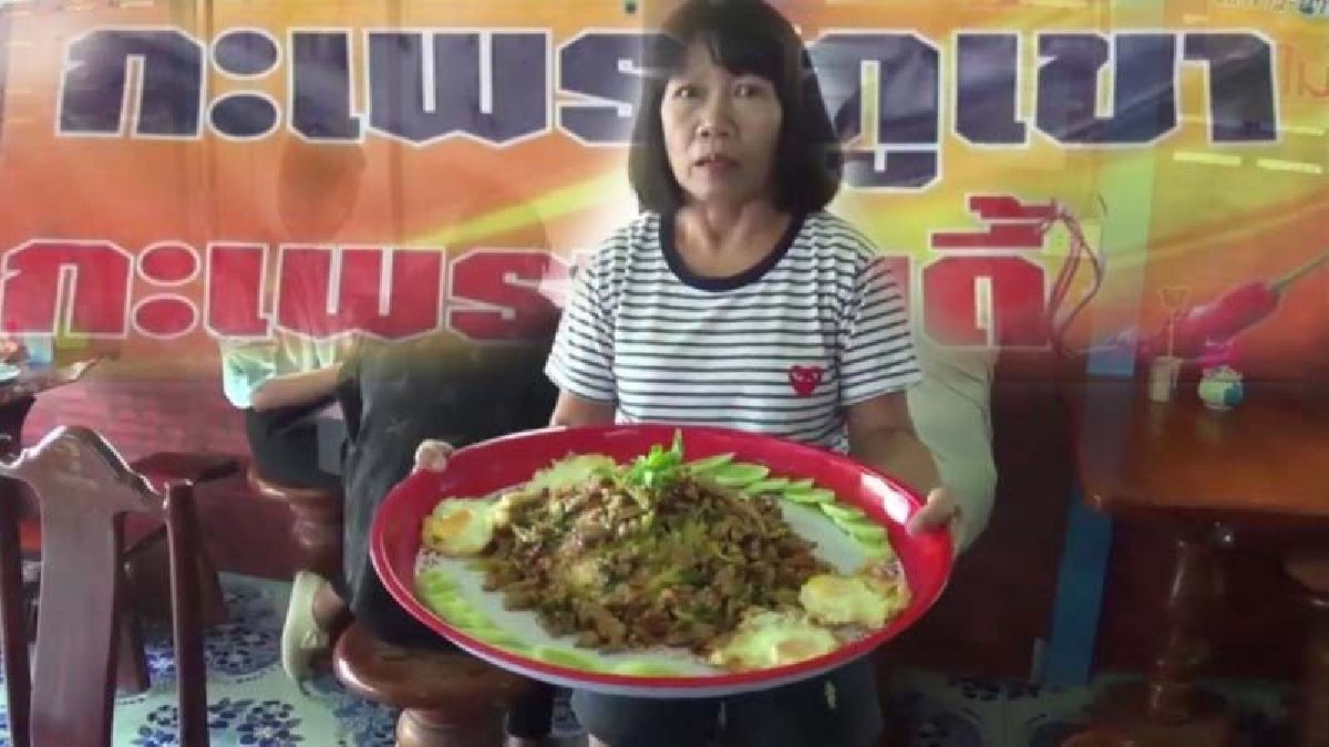 #ฮือฮา อิ่มยันเช้า..กระเพราถาดจัมโบ้ กิน 4 - 5 คนแทบไม่หมด ลูกค้าติดใจ แน่นร้านทุกวัน (ดูคลิป)